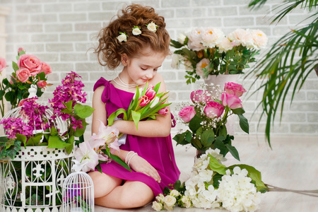 一个漂亮的女孩与花的肖像