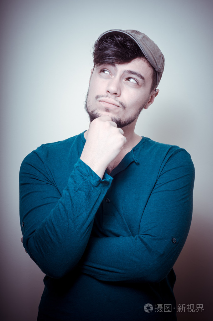 现代时尚的年轻人带帽照片-正版商用图片1c8qrf-摄图新视界