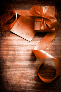 复古假日礼品盒从功能区和纸张的和平的愿望木制背景上