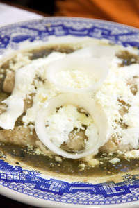 enchilladas 与奶酪，绿辣椒