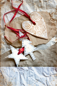 圣诞心与星和树上复古纸背景