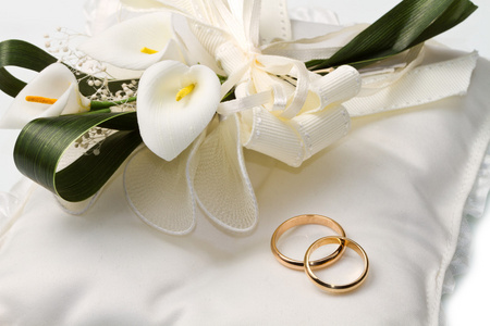 马蹄莲花束与结婚戒指