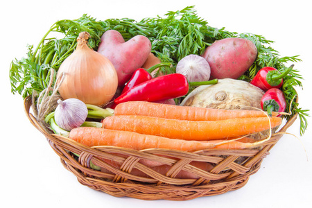 在白色上篮子里的年轻新鲜蔬菜的分类