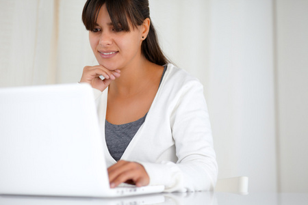 浏览互联网在笔记本电脑上的年轻女子