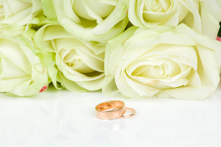 白玫瑰和两个金戒指