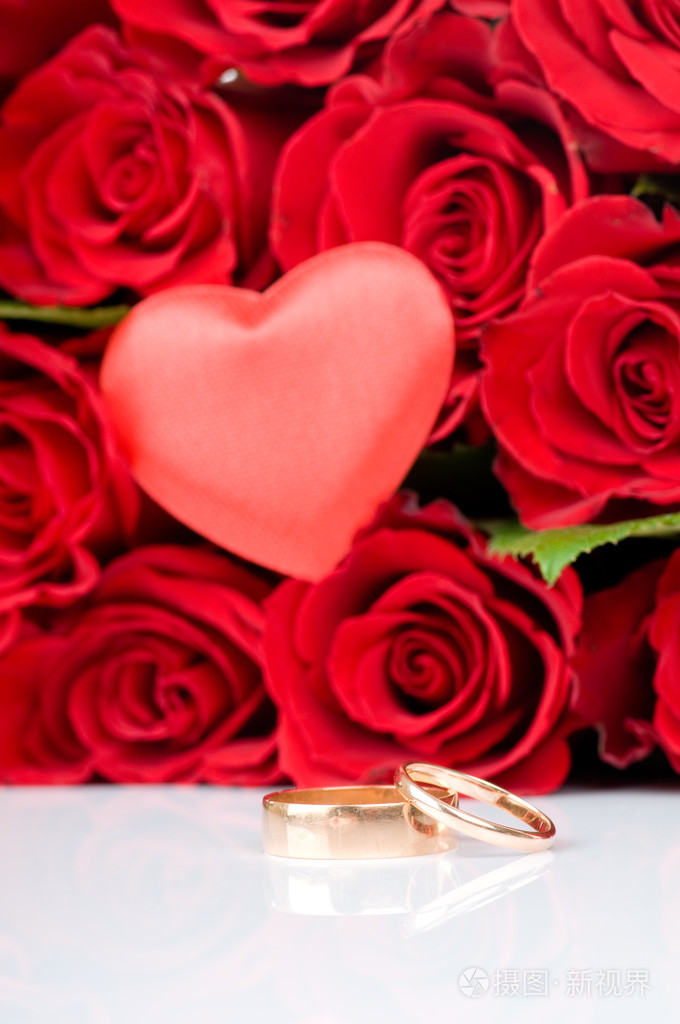 红玫瑰和两个金戒指