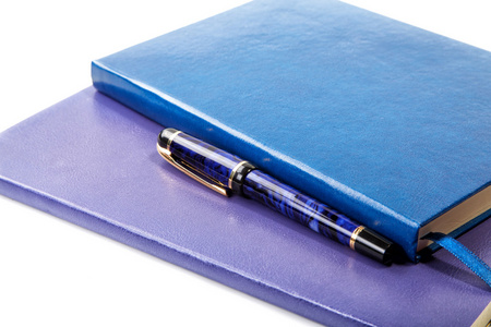 暗蓝色写作书和钢笔上白色的 bac 隔离