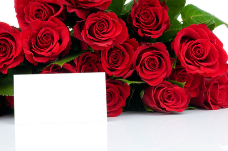 玫瑰花束和贺卡孤立在白色背景上