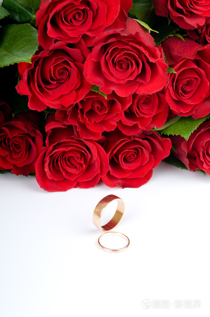 红玫瑰和两个金戒指