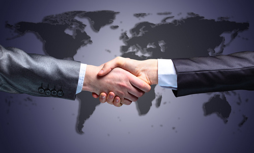 手握手.在交易结束照片