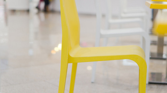 黄色椅子