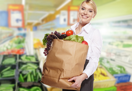 女人购物的水果和蔬菜的生产部