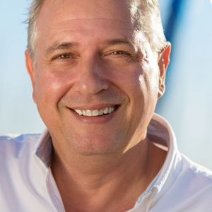 开心的咧着嘴笑快乐的微笑着成熟男人的特写照片