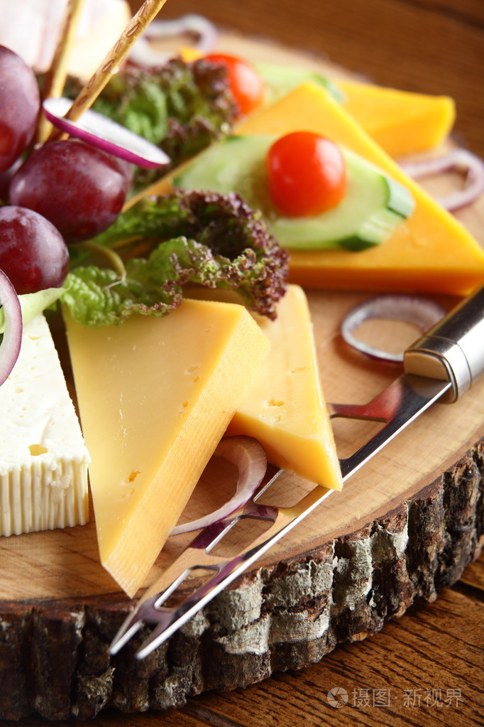 木盘与奶酪和水果