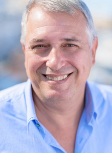 开心的咧着嘴笑快乐的微笑着成熟男人的特写照片