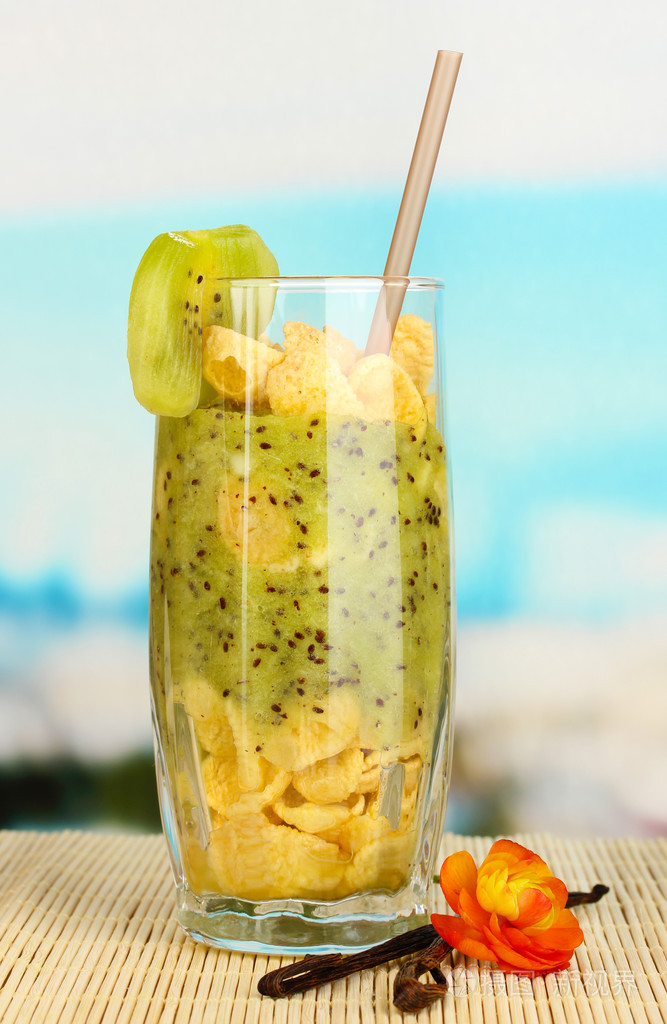 蓝色背景上的桌上美味的水果冰沙