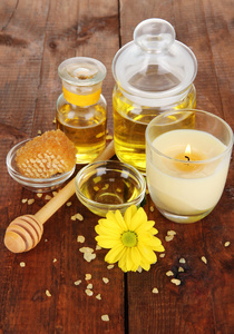 香蜜 spa 与油和蜂蜜木制表特写