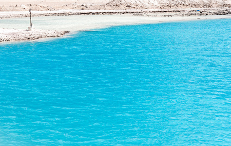 令人惊叹的蓝色湖泊沙子和岩石之间