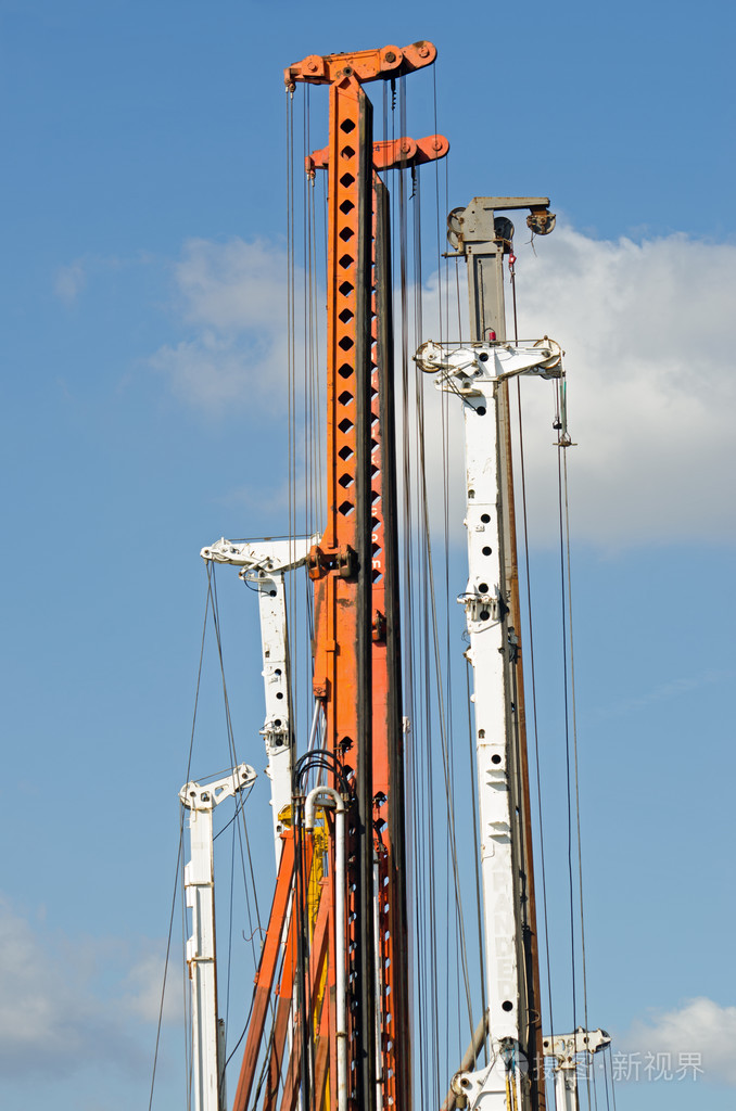 垂直起重机对蓝蓝的天空