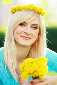 那位女士与黄色的花朵
