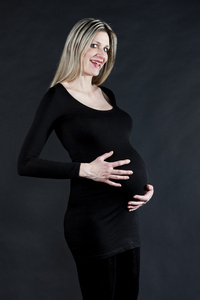 孕妇穿黑衣服的肖像