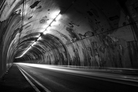 点燃的公路隧道的夜景