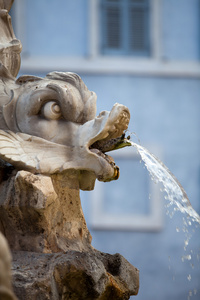 在广场的巴洛克式喷泉雕塑详细 della 索罗马，意大利
