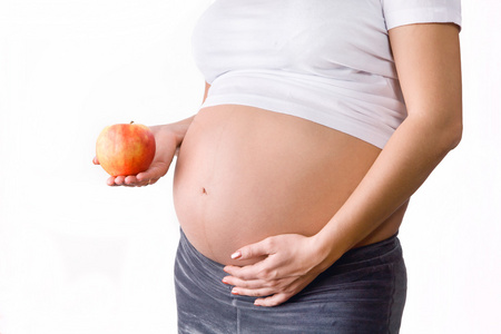 怀孕的女人举行苹果