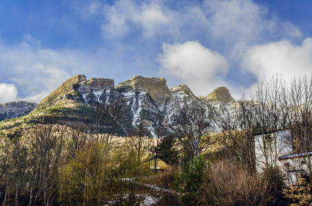 带洛基山的雪山峰图片