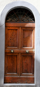 在意大利老木质门