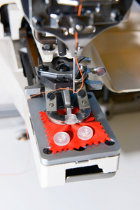 电动类型的按钮上缝机图片