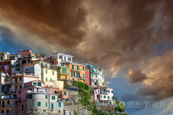 在春天的季节，意大利的五渔村美丽的颜色安老院