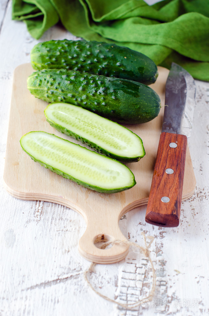 新鲜黄瓜切板上