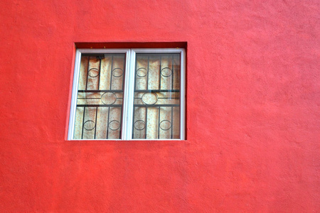 旧的红墙上的窗口