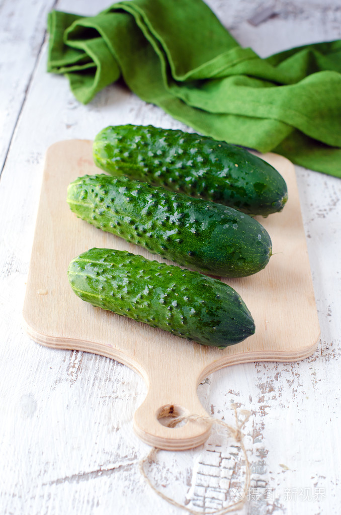 新鲜黄瓜切板上