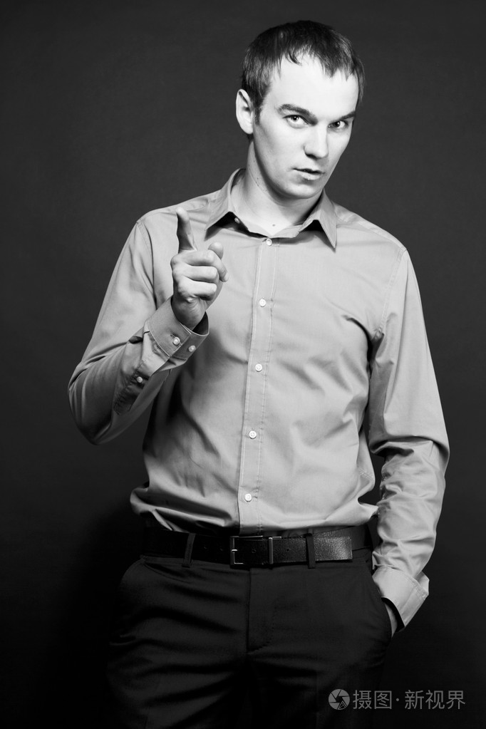 有吸引力的年轻商业男人 expessing 强的情感隔离