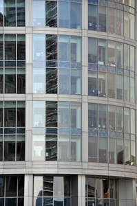 现代玻璃与钢的办公大楼