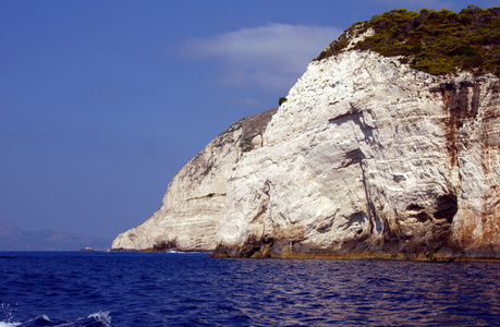 在扎金索斯岛的海岸上的白色岩石