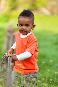 一个可爱年轻小黑人男孩玩 outsi 的室外肖像