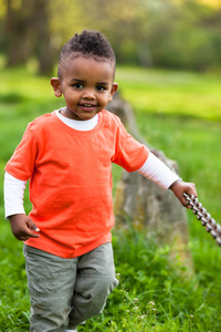 一个可爱年轻小黑人男孩玩 outsi 的室外肖像