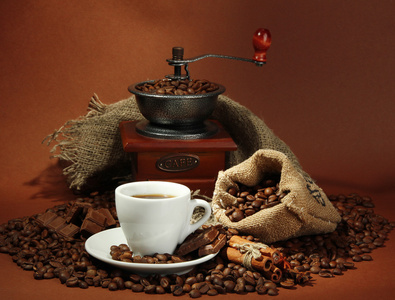 喝杯咖啡 磨床 土耳其人和棕色背景上的咖啡豆