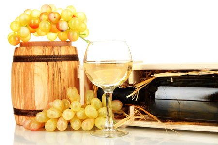 木箱与葡萄酒瓶 桶 酒杯和葡萄上白色隔离