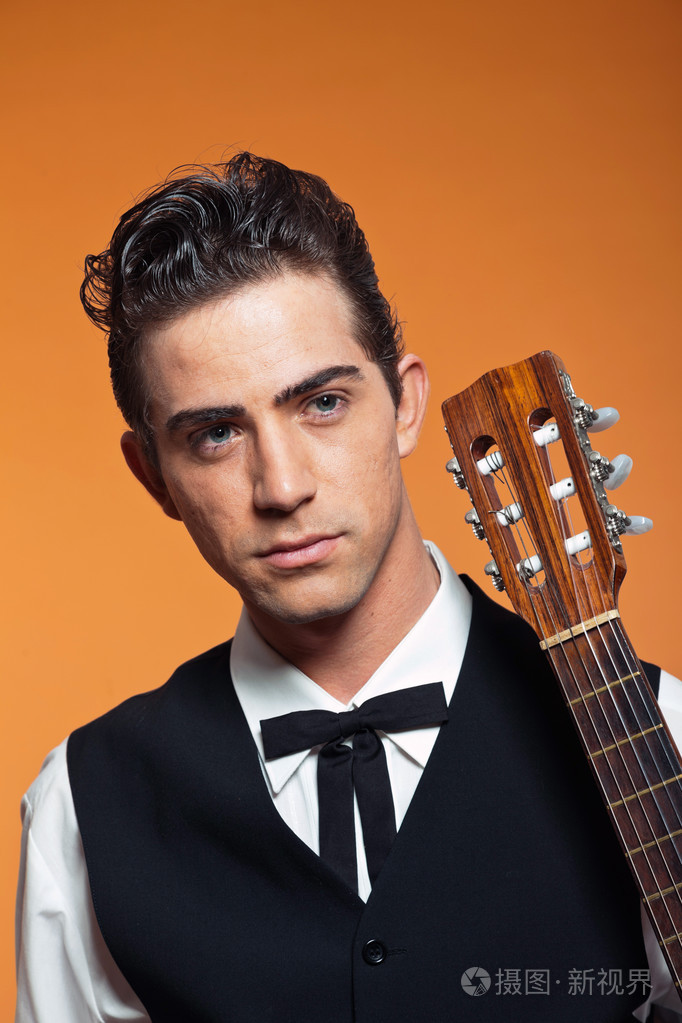 在黑色 s 复古国家男吉他手的特写肖像