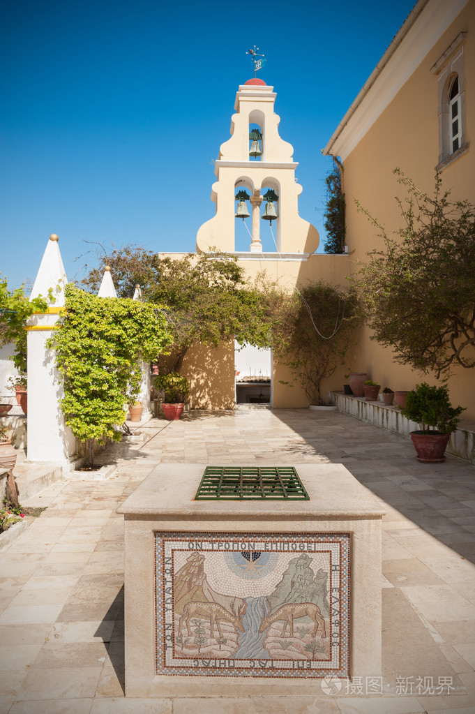 在paleokastritsa,科孚岛,希腊修道院的院子里