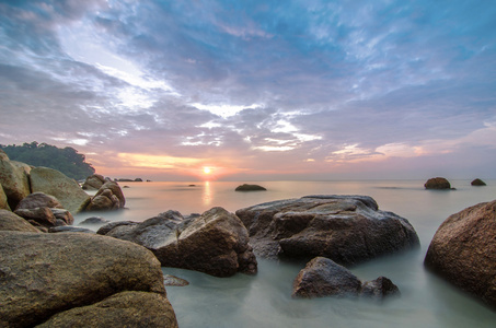 太阳升起在海滩附近