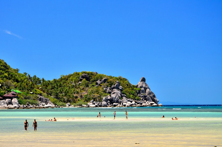 快乐的女孩在沙滩上玩耍科西嘉, 28/08/2017: 海滨 de nonza 的鸟瞰图