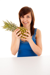 带一个大菠萝的年轻女人