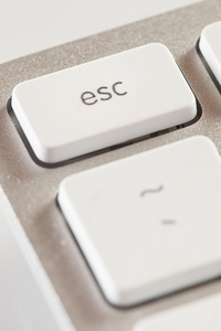转义白色和灰色的计算机键盘上的按钮