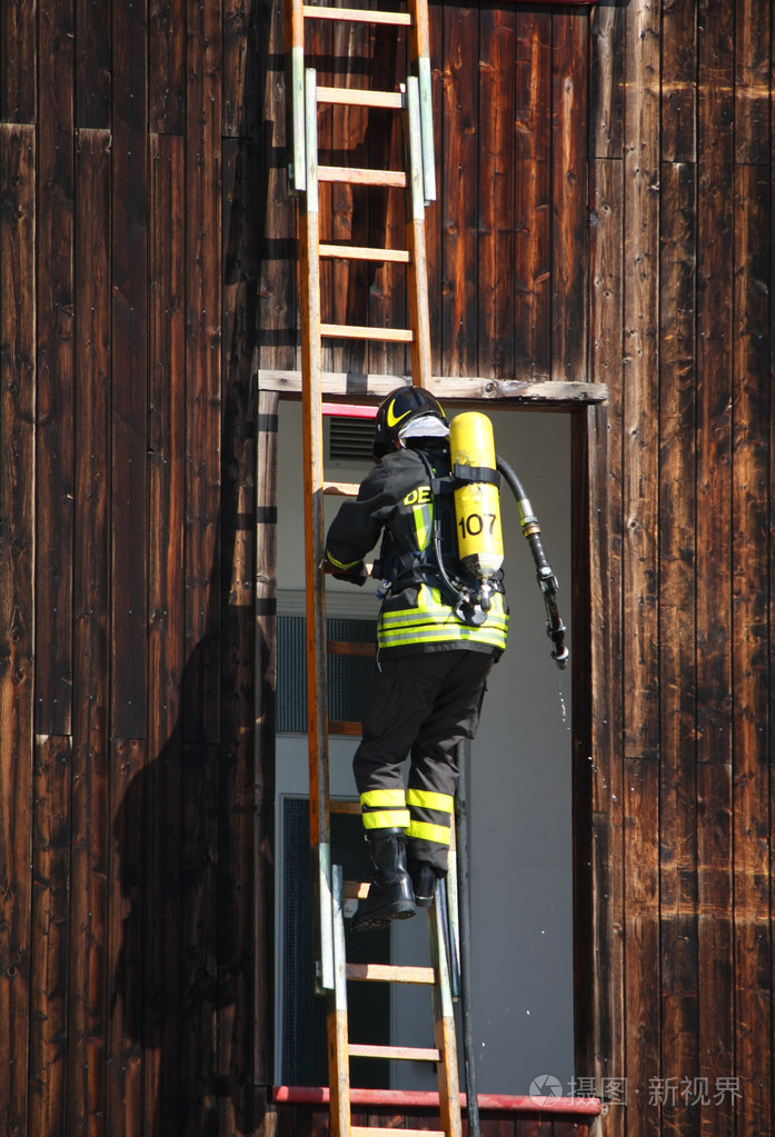 勇敢的消防员与氧气罐火灾期间举行演习