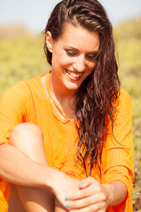 年轻漂亮的女人笑身穿橙色上衣的肖像